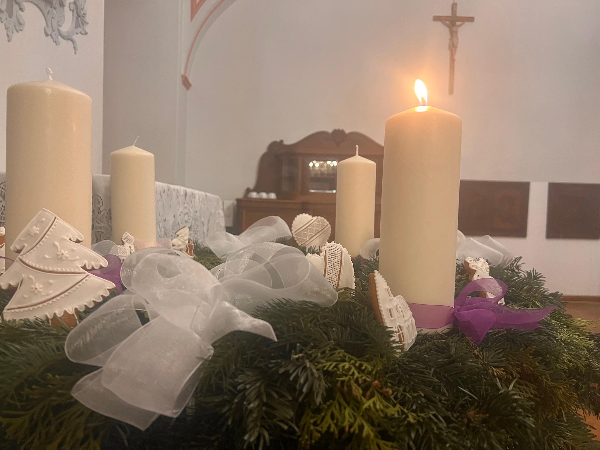 Első adventi gyertyagyújtás