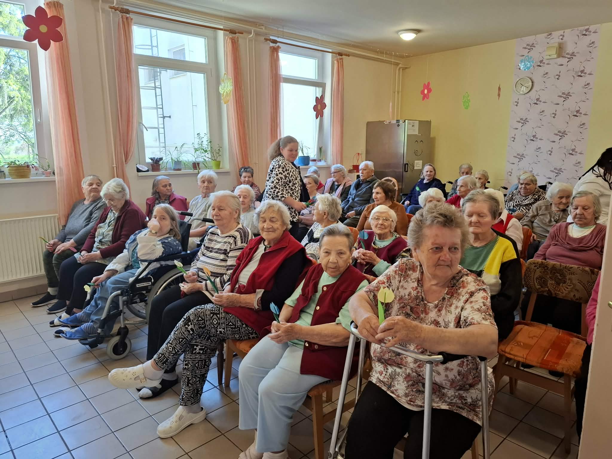 Mosolyt hozott az Anyák napja a Szent Lajos Otthonba