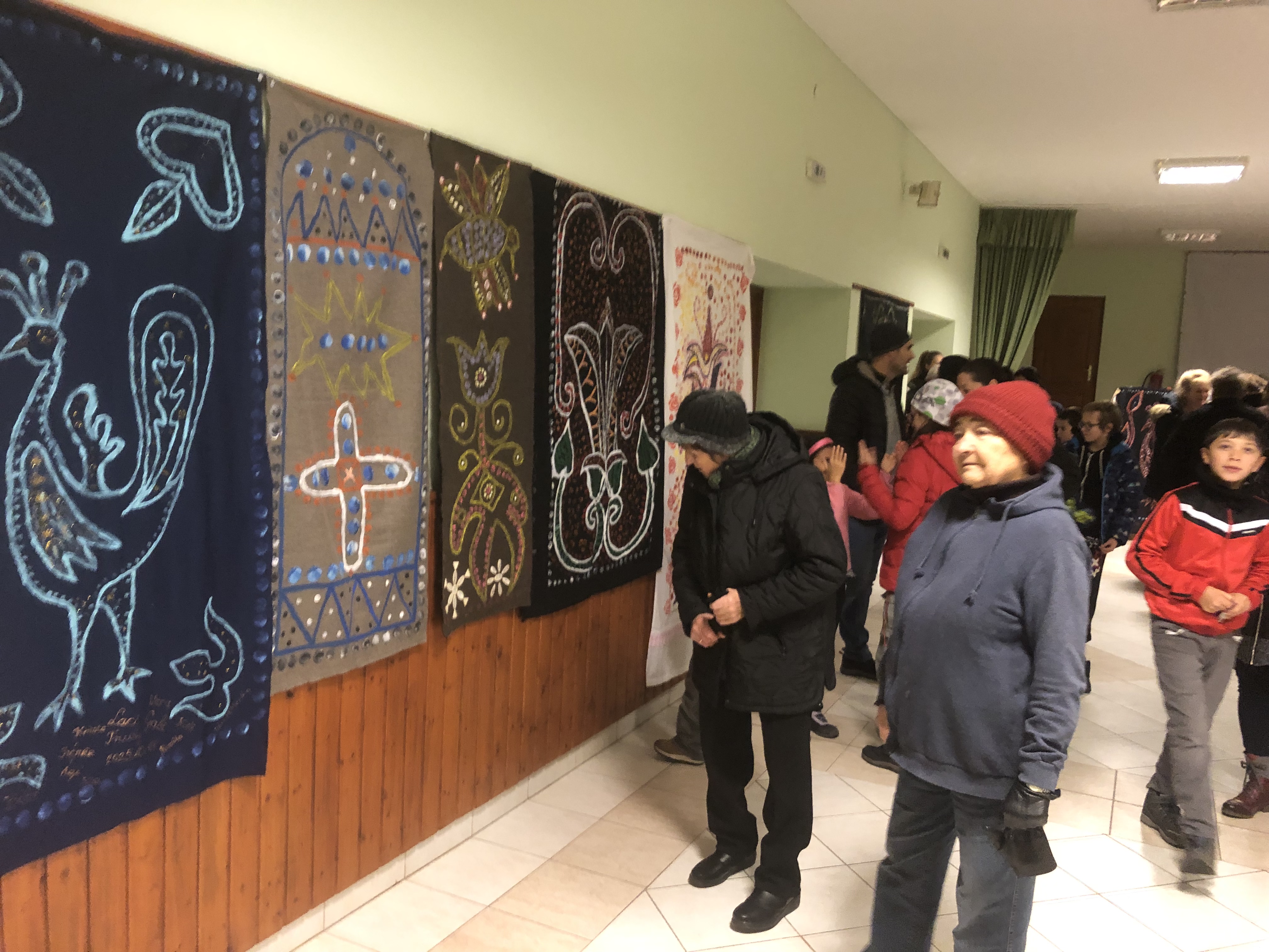 A falu lakói és a terápiás ciklus résztvevői csodálattal nézték az elkészült alkotásokat.jpg