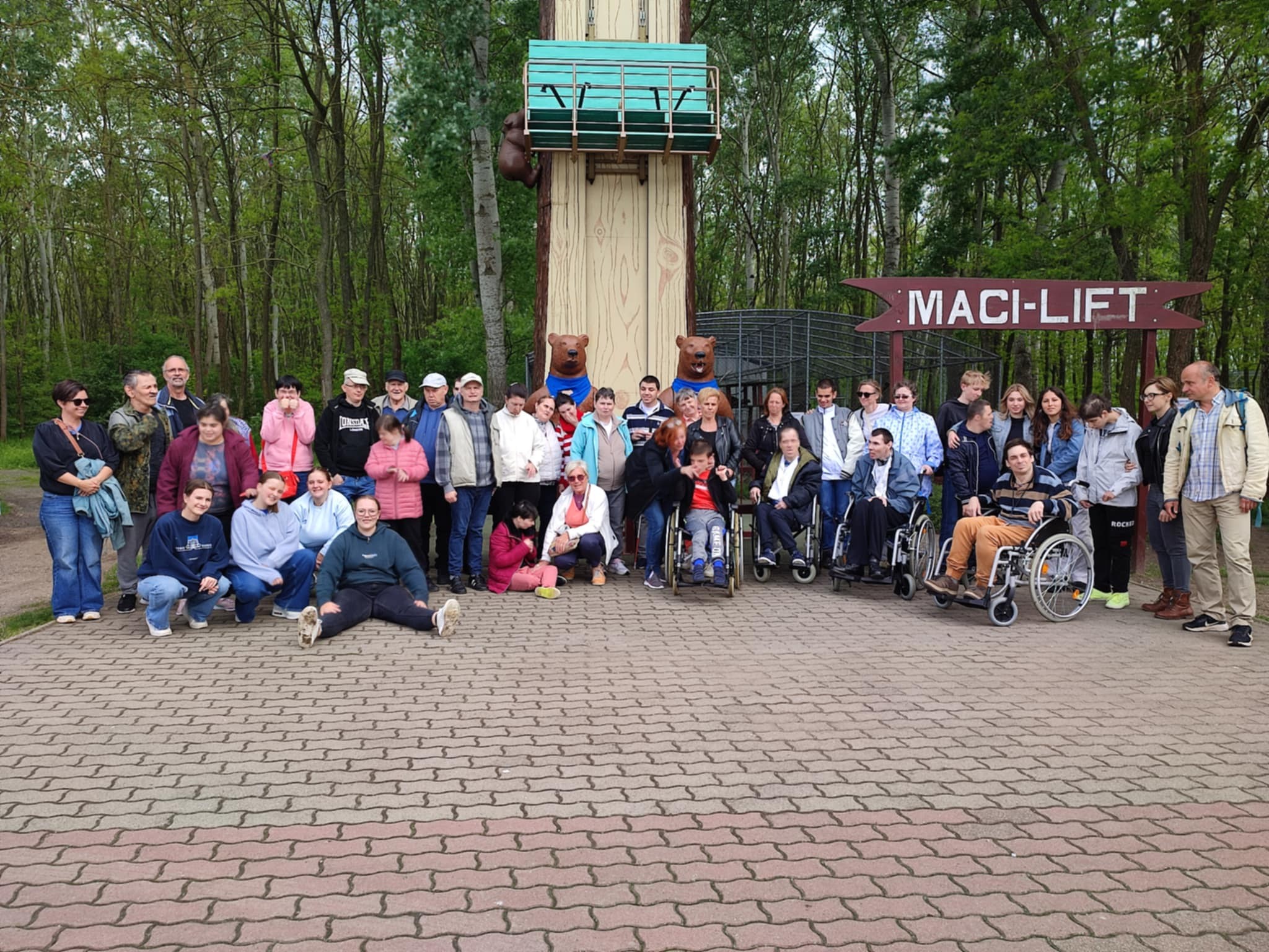 Kiscsapat a medveotthonba.jpg