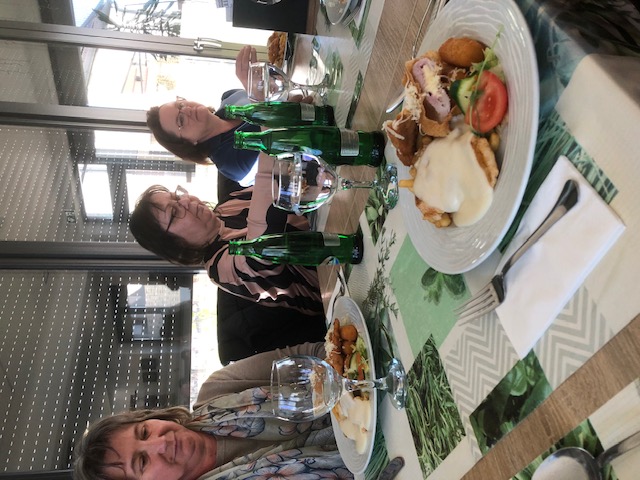 Közösen elfogyasztott étkezés fontos része mindig a prpgramnak!.jpg