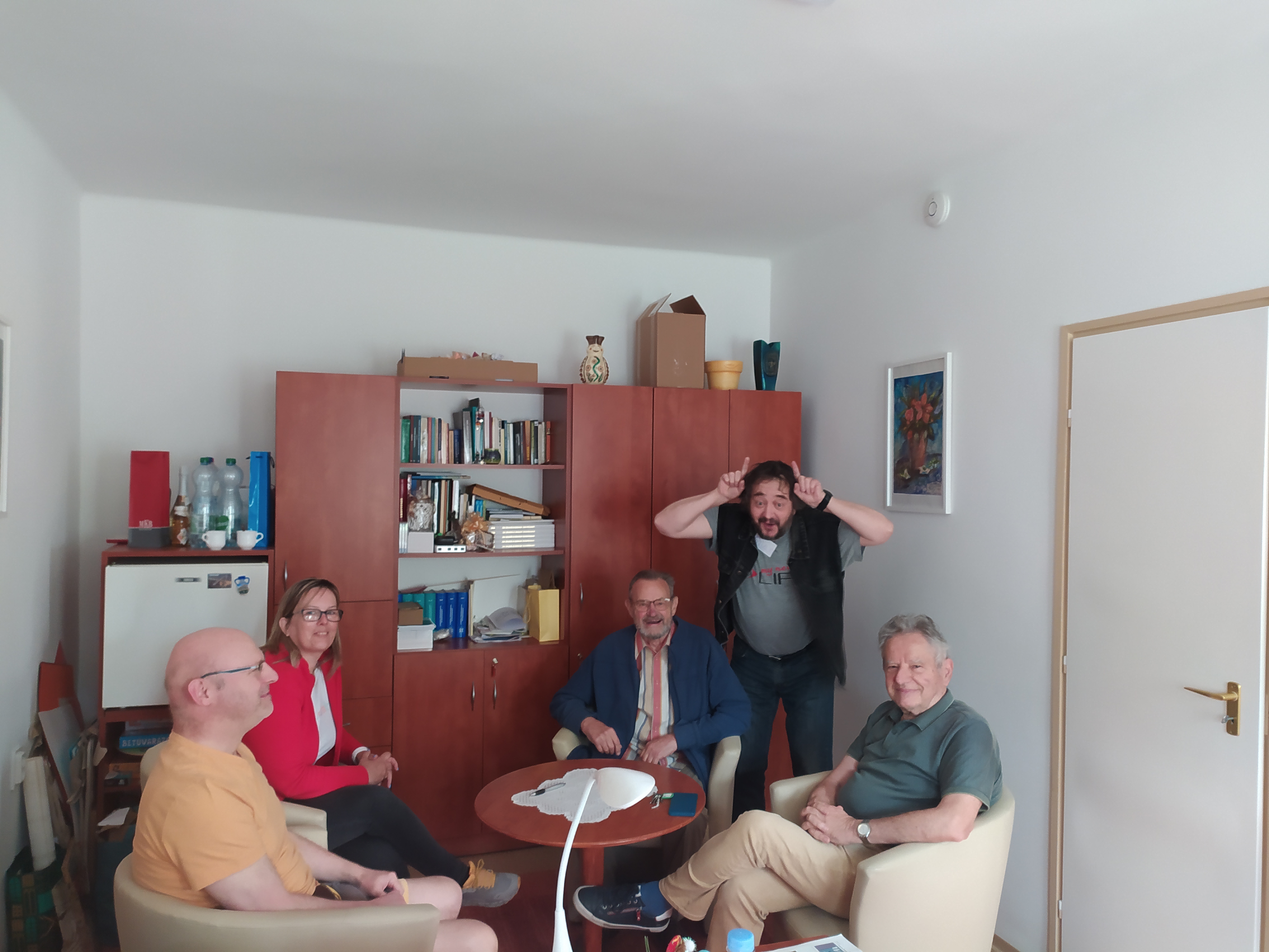 Vidám reggeli megbeszélés a 4-es szoba lakóval.jpg